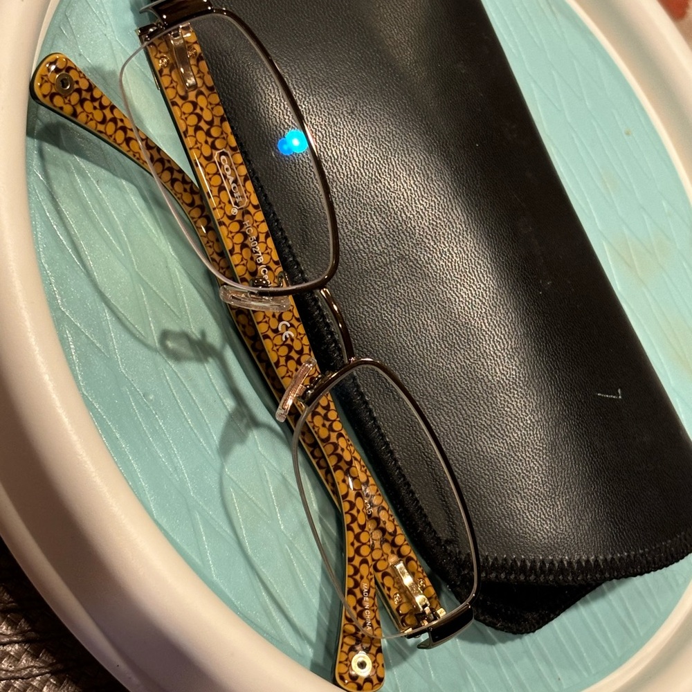 Reading 📖 Coach glasses